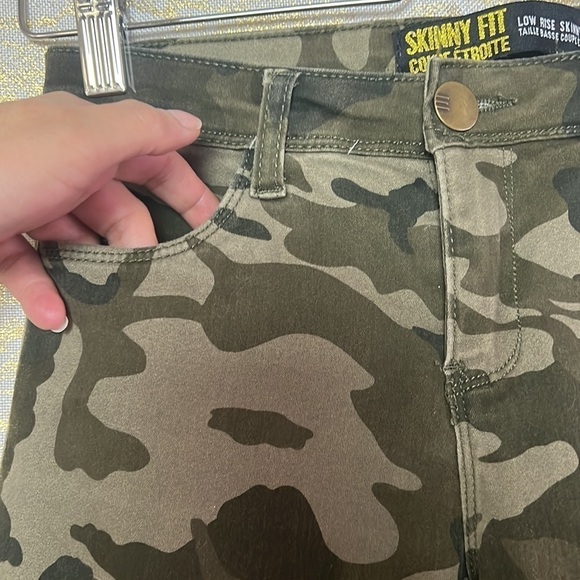 Ym Inc Low Rise Skinny Fit Military Camo Jeans Size 3 - Picture 6 of 16